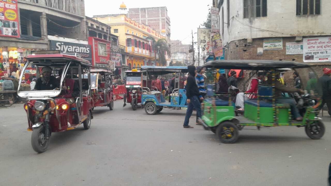 सड़कों पर वाहन पार्किंग से जाम की समस्या