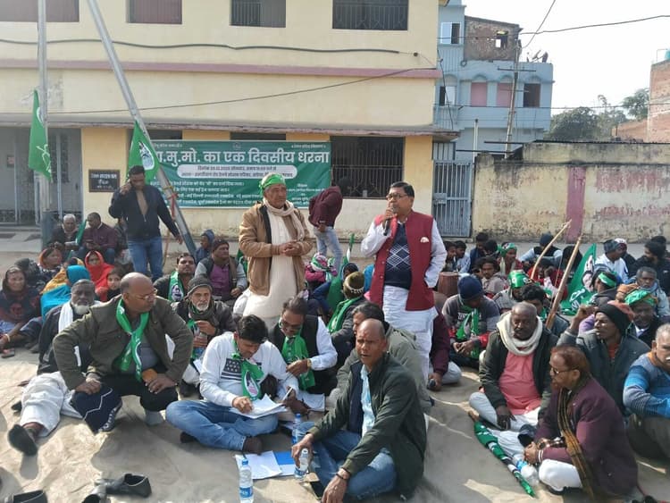 Giridih News :मांगों को ले हजारीबाग रोड रेलवे स्टेशन पर झामुमो का धरना