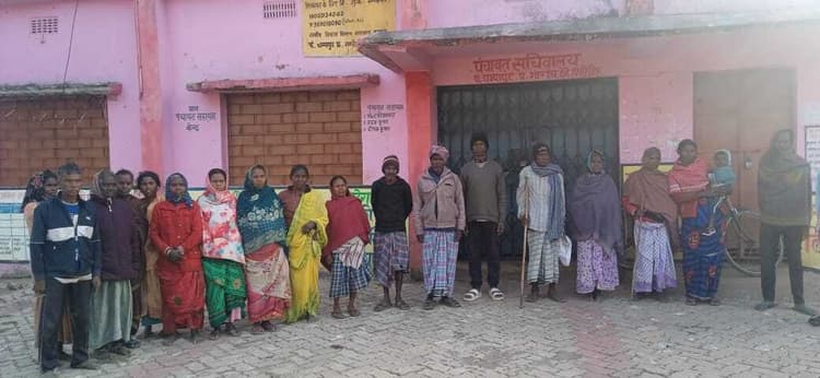 Giridih News :कंबल से वंचित ग्रामीणों ने पंचायत सचिवालय को खोलने से रोका