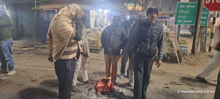 बच्चे और वृद्ध ठंड से सबसे अधिक प्रभावित, सरकंडा चौक पर अलाव की कमी से परेशानी