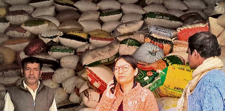 Chaibasa News : गोदाम फुल, केंद्रों में धान खरीद बंद, किसान बेबस