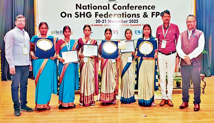 East Singhbhum News : ग्रामीण महिलाओं की तकदीर बदल रहा जेएसएलपीएस