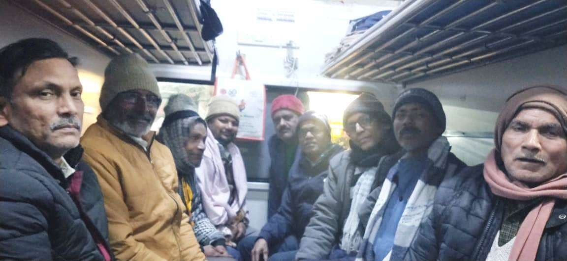 Bhagalpur news रेल कोच बना कविता का मंच, सफर में गूंजे जनवादी स्वर