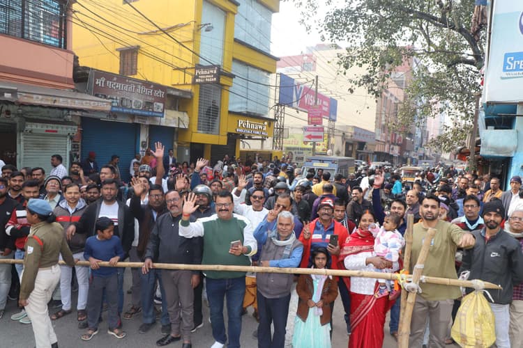 Jamshedpur News : गोलपहाड़ी माेड़ से करनडीह चौक तक चप्पे-चप्पे पर तैनात रही पुलिस
