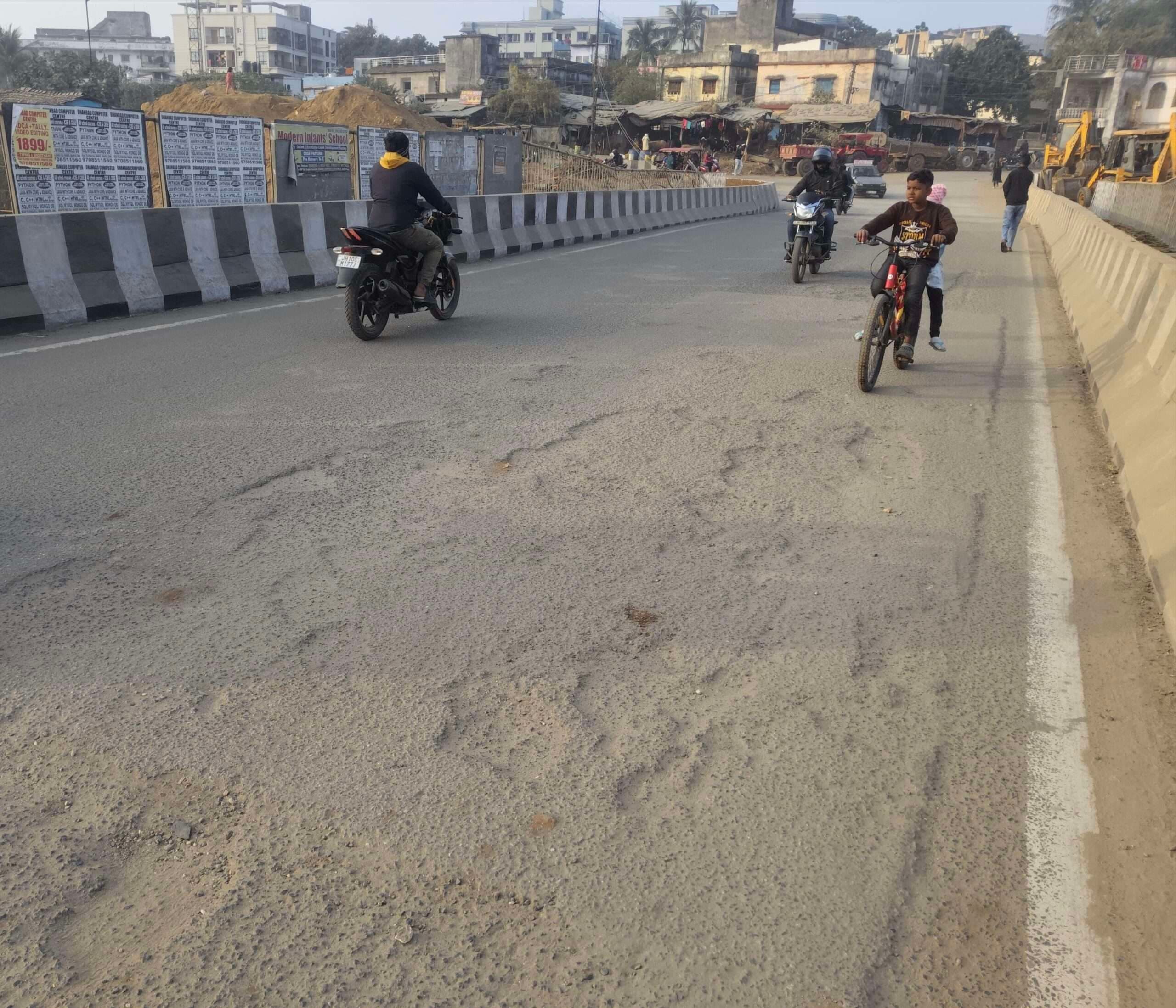Dhanbad News: बरमसिया ओवरब्रिज बना, पर उबर-खापड़ सड़क बनी परेशानी