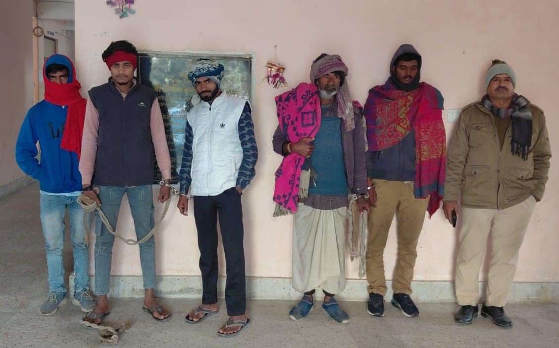 शराब के साथ दो तस्कर व तीन शराबी गिरफ्तार