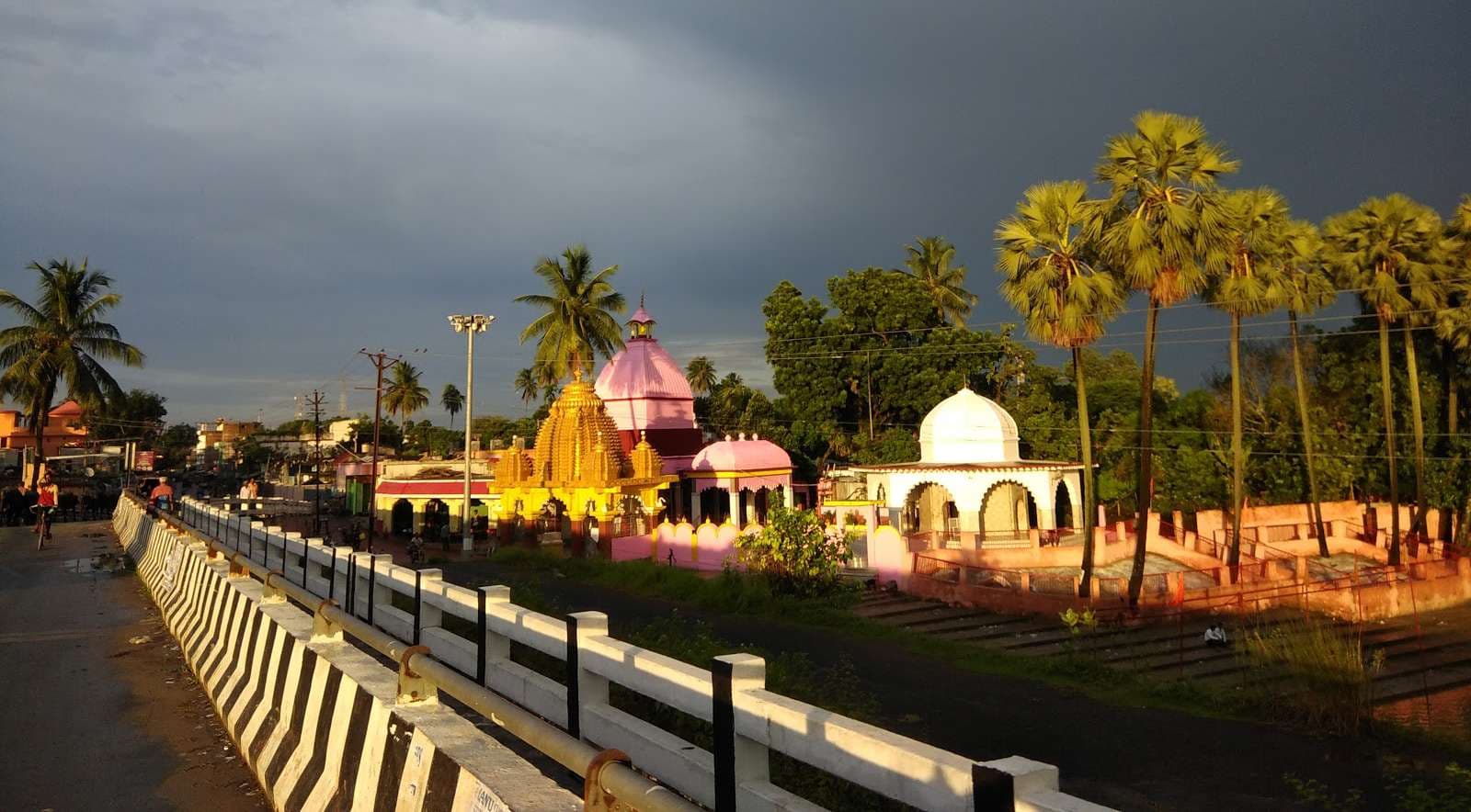 युवा कर रहे शहर से दूर जाकर नव वर्ष के उत्सव की तैयारी