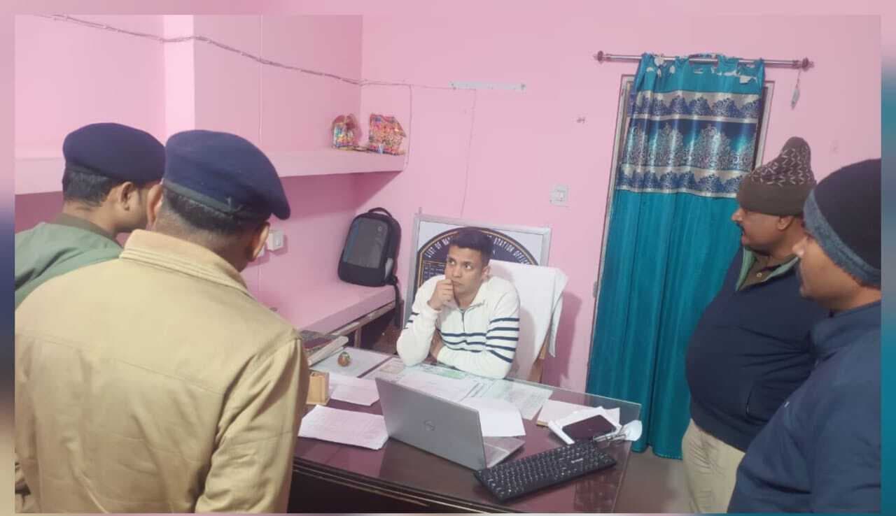 एसपी ने किया मांझा थाने का औचक निरीक्षण