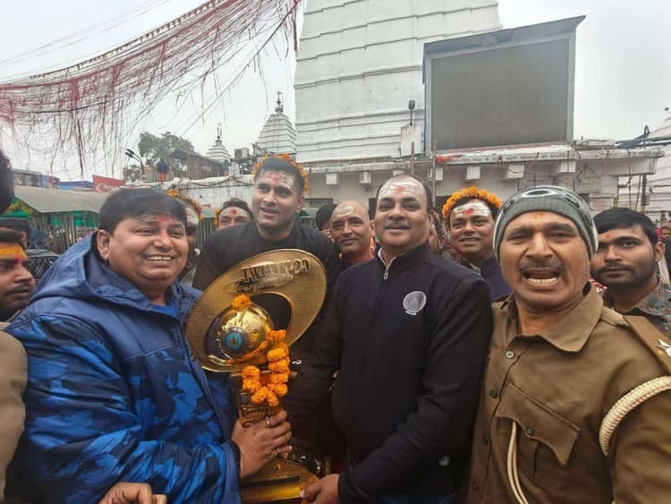 Deoghar news : भारतीय क्रिकेटर सौरभ तिवारी ने बाबाधाम में की षोडशोपचार विधि से पूजा