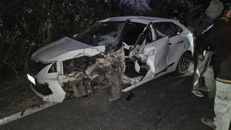 अनियंत्रित कार पेड़ से टकरायी, तीन घायल