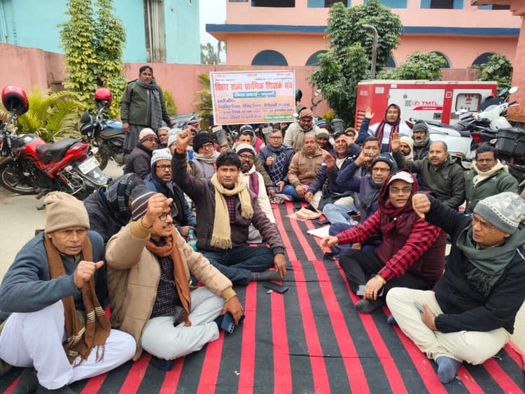 Madhubani News : प्रोन्नति के लिए सैकड़ों नियोजित शिक्षकों ने किया धरना