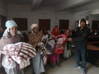 उप प्रमुख ने असहाय के बीच बांटे कंबल