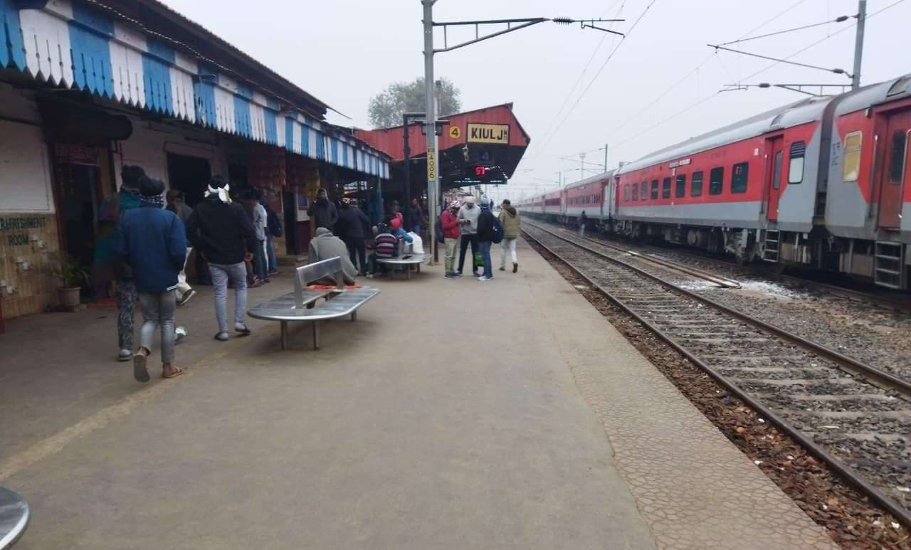 झाझा-किऊल रेलखंड पर सामान्य परिचालन नहीं होने से यात्रियों को परेशानी