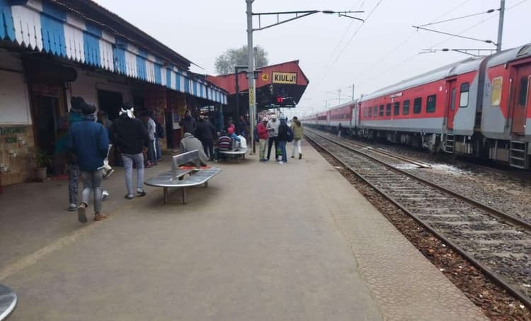 झाझा-किऊल रेलखंड पर सामान्य परिचालन नहीं होने से यात्रियों को परेशानी