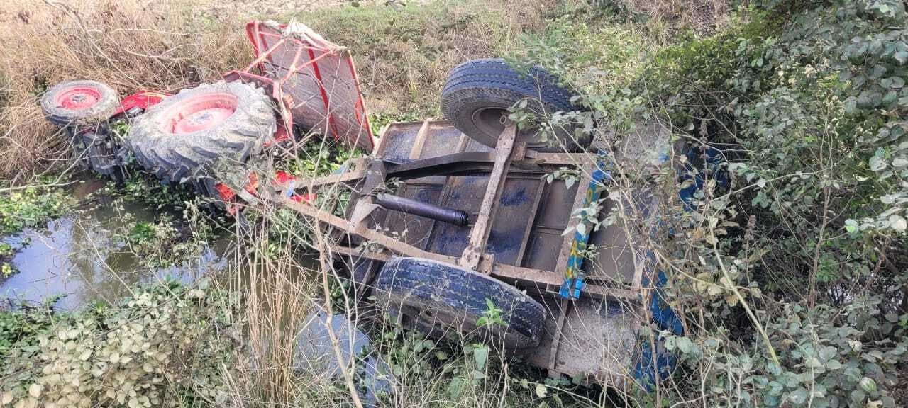 अनियंत्रित ट्रैक्टर पलटा, बाल-बाल बचा चालक