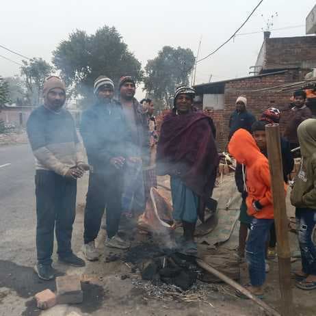 मेघी पंचायत में ग्रामीणों को ठंड से राहत देने जलाया गया अलाव