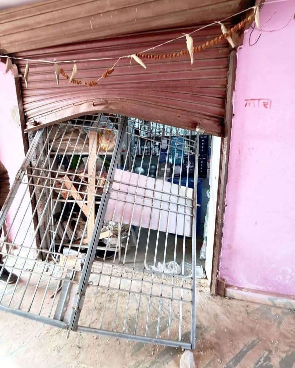 Giridih News: शटर तोड़कर जूलरी दुकान से पांच लाख के जेवरात चोरी