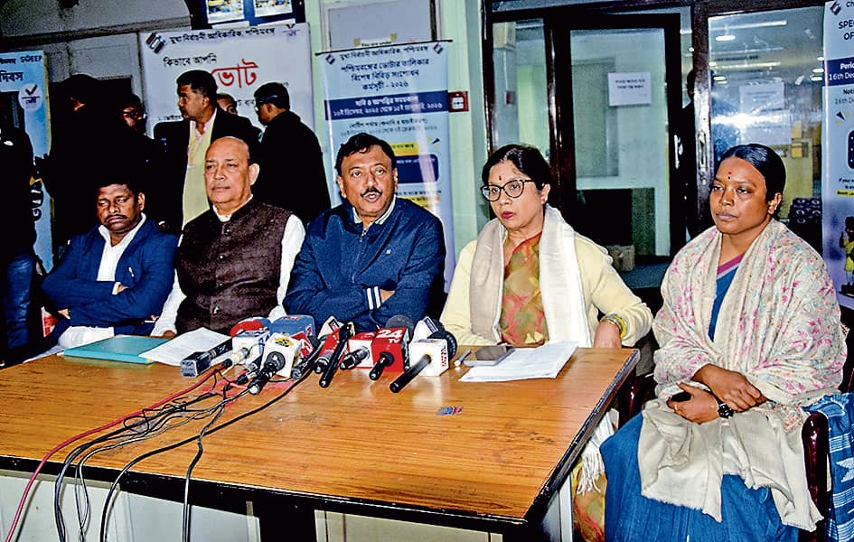 तृणमूल कांग्रेस प्रतिनिधिदल ने उपचुनाव आयुक्त को सौंपा ज्ञापन