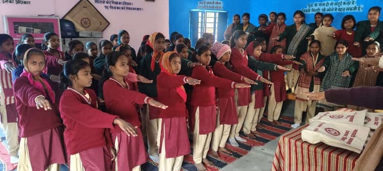 स्नातक करने से पहले नहीं करें बाल विवाह: डॉ. मनोज