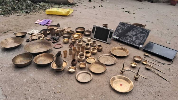 hajipur news. चोरी के आरोप में महिला गिरफ्तार, गोली व सामान बरामद