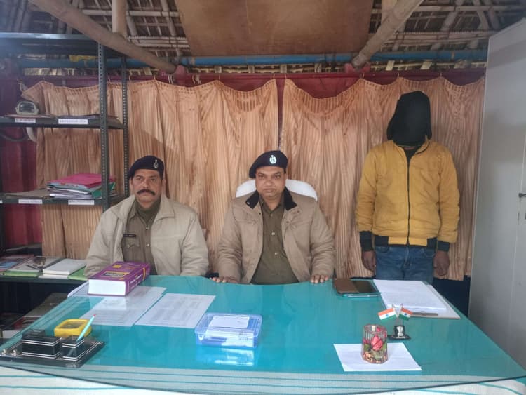 चोरी के तीन मोबाइल के साथ कुख्यात जुबेर चढ़ा हत्थे, शमशाद की तलाश