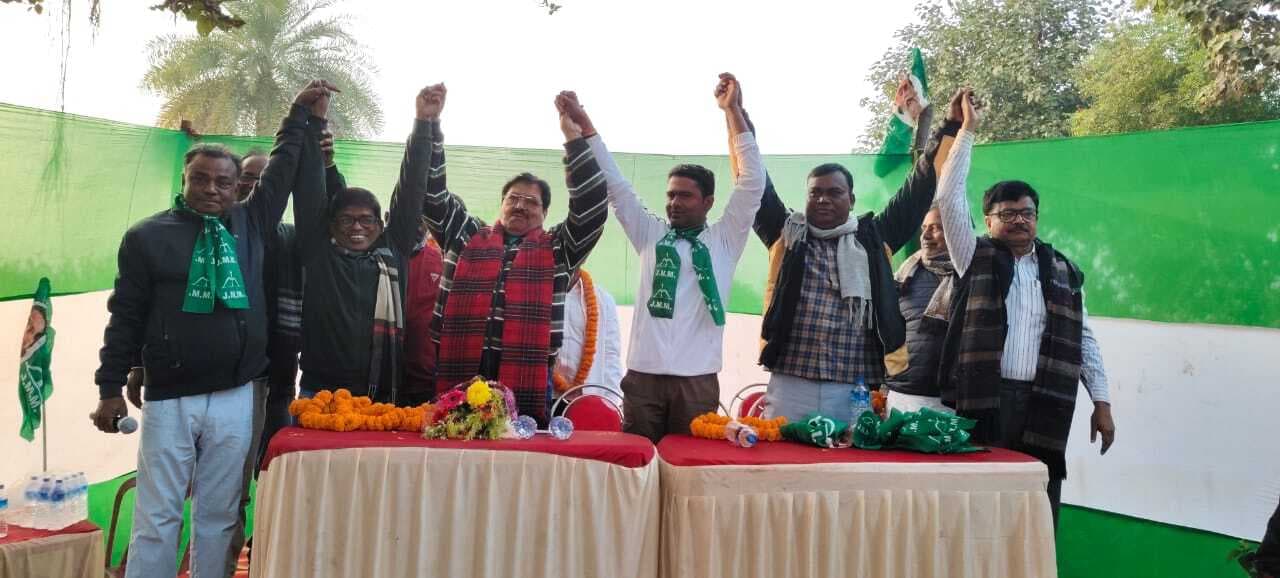 मुखिया ने समर्थकों के साथ थाना झामुमो का दामन