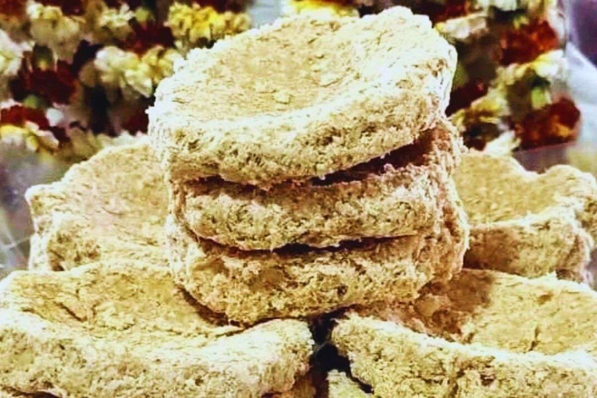 Bihar News: बेहद प्रसिद्ध है बिहार के इस जिले का तिलकुट, अनोखी पिटाई से कई फ्लेवरों में किया जाता है तैयार