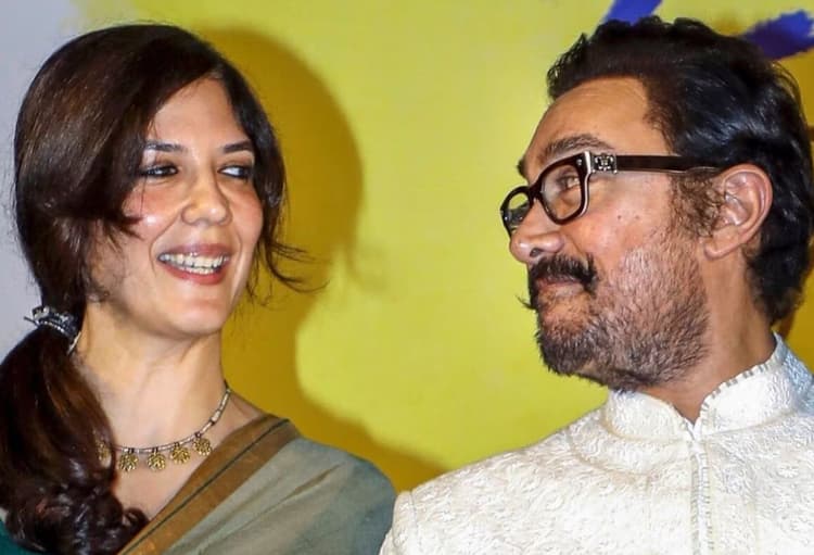 Amir Khan Girlfriend: गर्लफ्रेंड गौरी का हाथ थामे स्पॉट हुए आमिर खान, Ex वाइफ किरण राव के सामने दिया पोज