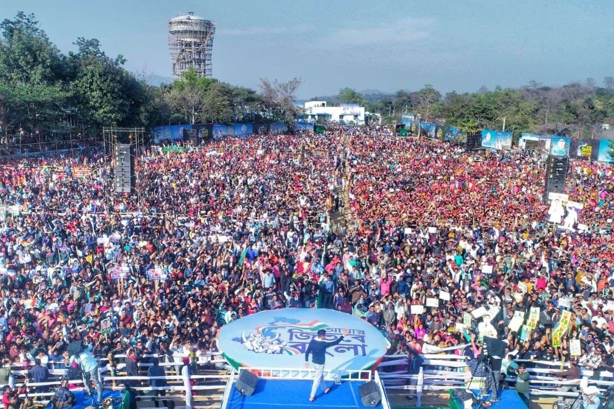 और एक छक्का मारकर जीत लें बांकुड़ा की बाकी 6 सीटें, सालतोड़ा में गरजे टीएमसी नेता अभिषेक बनर्जी और एक छक्का मारकर जीत लें बांकुड़ा की बाकी 6 सीटें, सालतोड़ा में गरजे टीएमसी नेता अभिषेक बनर्जी