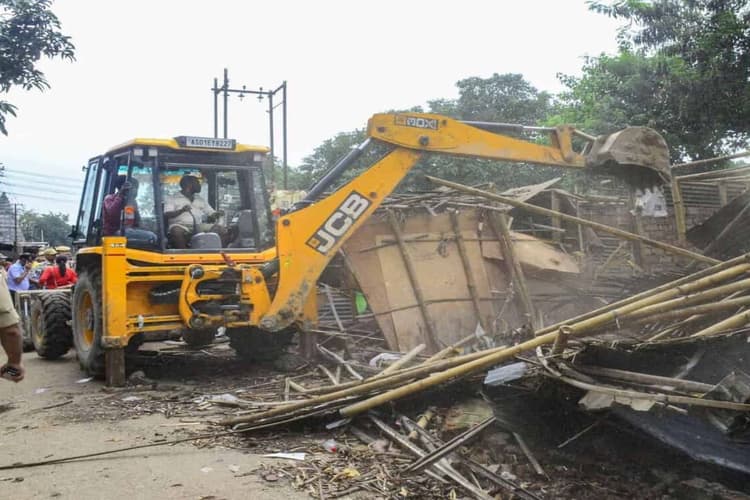 Bulldozer Action: पटना के इस इलाके में 5 एकड़ की जमीन पर चलेगा बुलडोजर, डीएम के आदेश के बाद नोटिस जारी