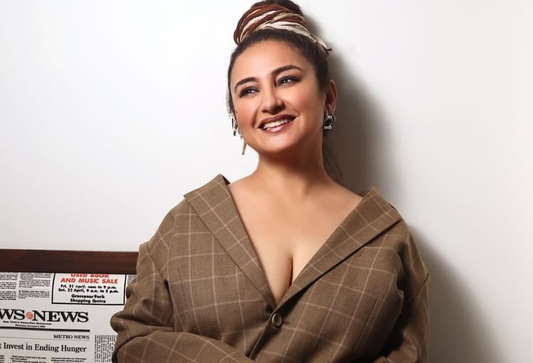 Bollywood News: 48 की उम्र में भी सिंगल बैठी हैं ये बेहद खूबसूरत हीरोइन? एक्ट्रेस ने बता दी सच्चाई