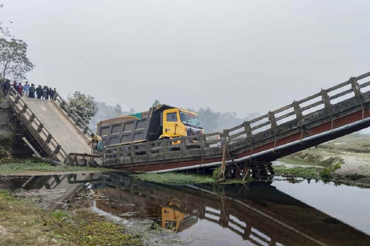 Video : बंगाल के कूचबिहार में गिरा पुल, भयावह वीडियो आया सामने