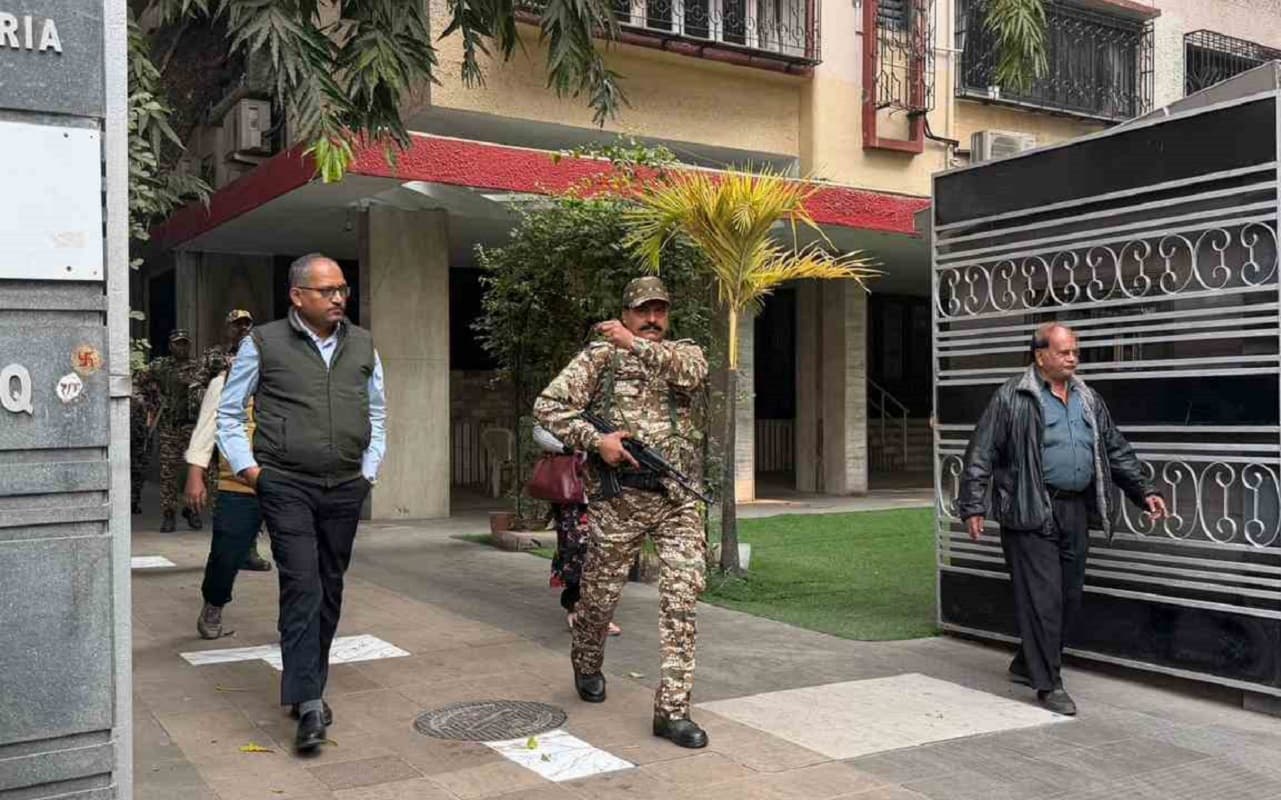 चुनाव से पहले बंगाल में फिर रेड, हजार करोड़ के बैंक लोन घोटाले में सीबीआई की बड़ी कार्रवाई चुनाव से पहले बंगाल में फिर रेड, हजार करोड़ के बैंक लोन घोटाले में सीबीआई की बड़ी कार्रवाई