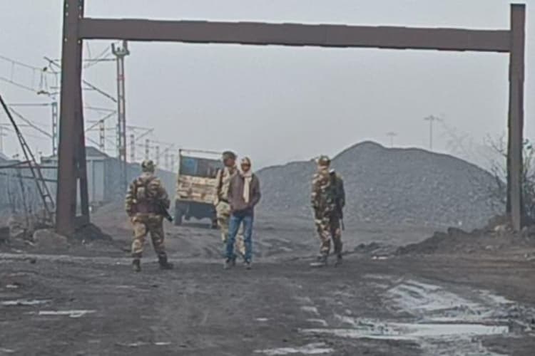 Bokaro: अपराधियों ने CCL राजधर साइडिंग में की फायरिंग, बाल-बाल बचा पेलोडर ऑपरेटर