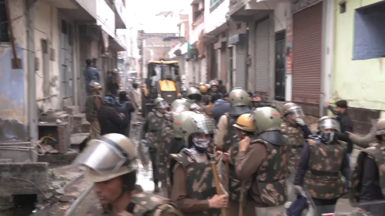 Bulldozer Action: पत्थरबाजों के खिलाफ बुलडोजर कार्रवाई, जयपुर में अवैध निर्माण ध्वस्त