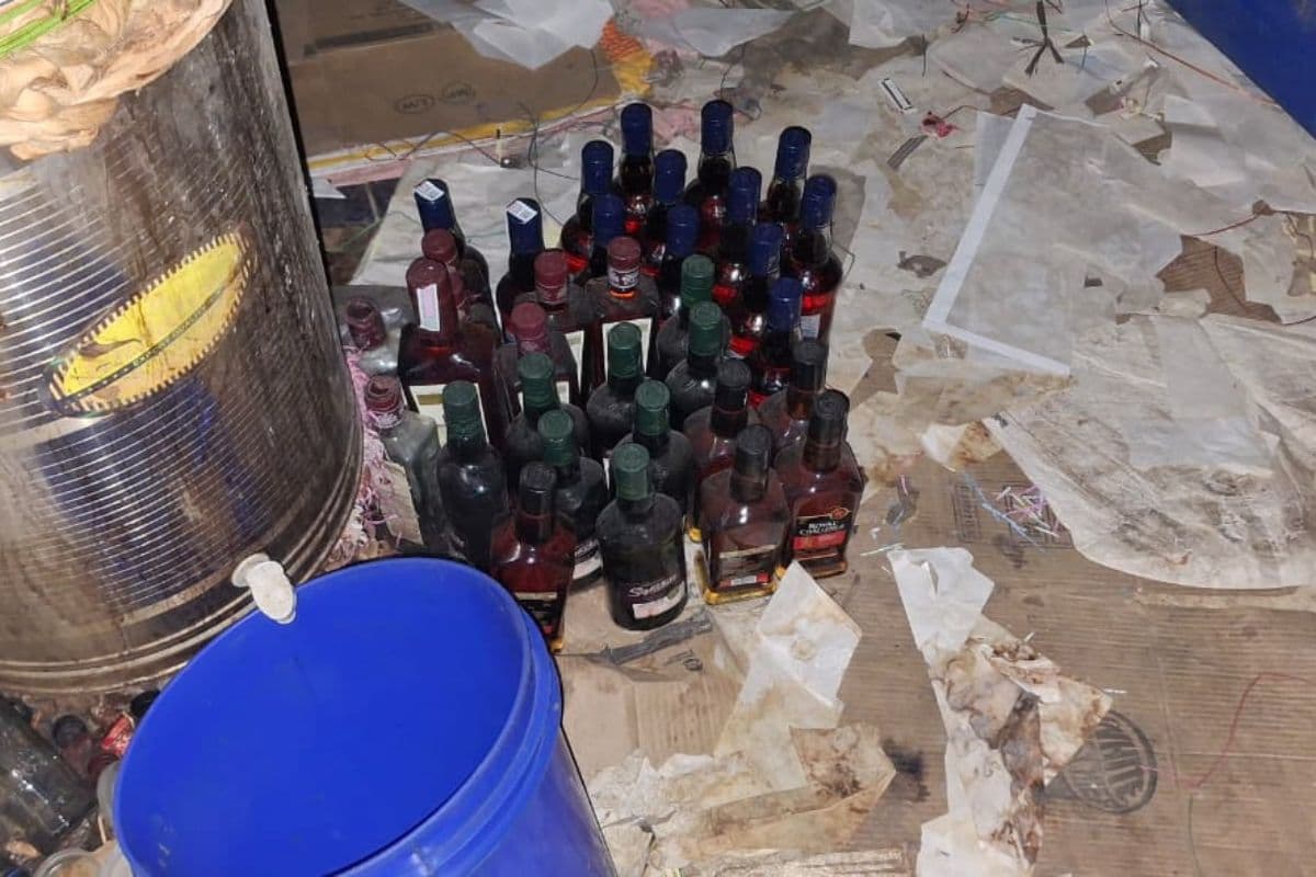 देवघर में उत्पाद विभाग का 'सर्जिकल स्ट्राइक', 15 लाख की अवैध शराब बनाने की सामग्री जब्त