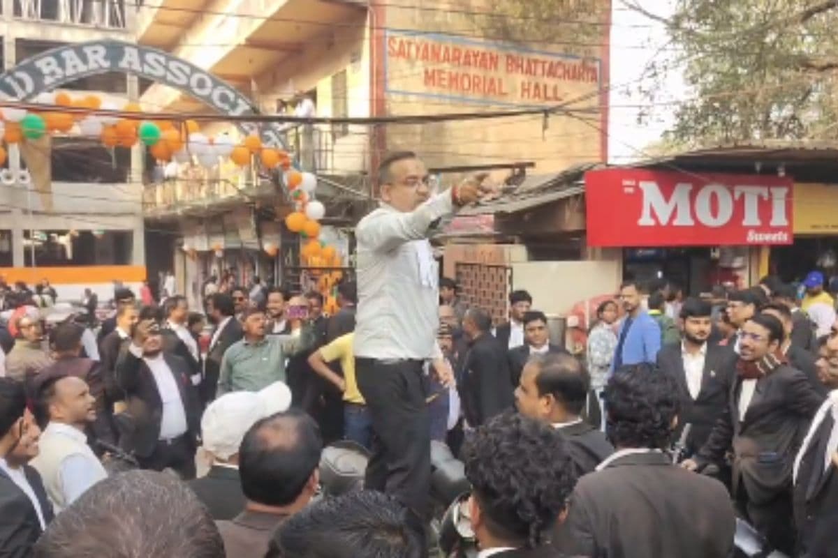 धनबाद सदर अस्पताल का रास्ता बंद होने पर भड़के अधिवक्ता, बोले- गुरुवार से बंद कर देंगे कोर्ट का कामकाज