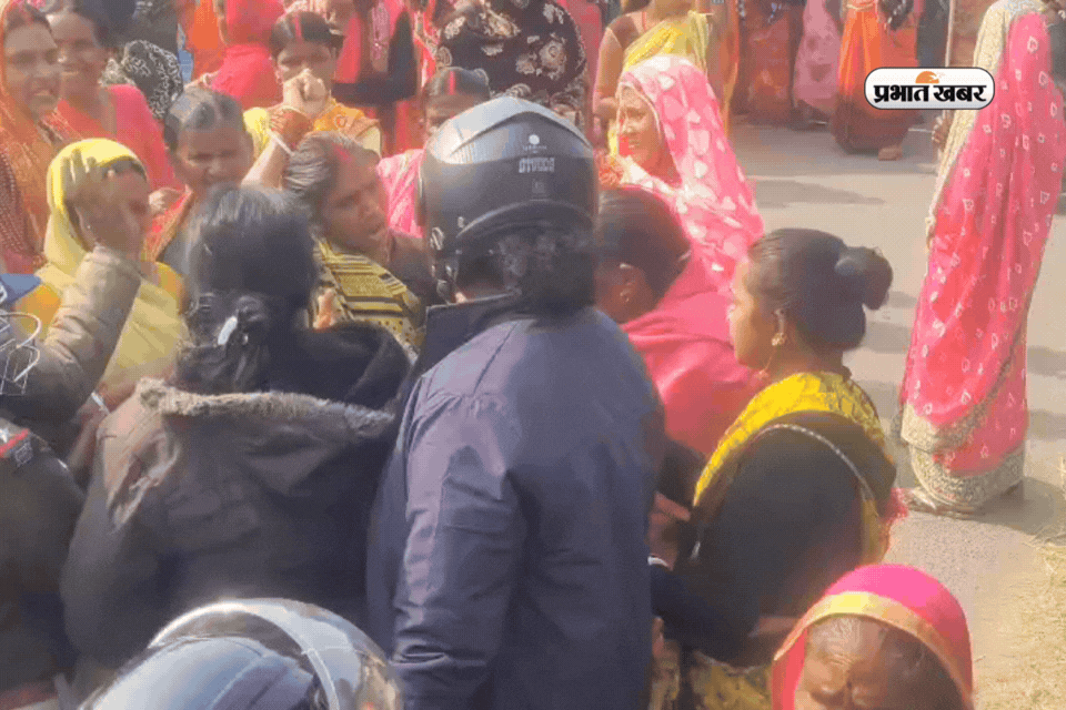 धनबाद में सीवरेज ट्रीटमेंट प्लांट निर्माण के खिलाफ ग्रामीणों का प्रदर्शन, भारी संख्या में पुलिस बल तैनात