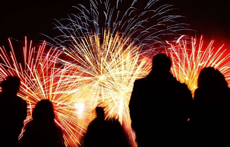 Happy New Year 2026: रात से ही फूटने लगे पटाखे, नये साल के जश्न में डूबा शहर