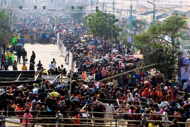 PHOTOS: गंगासागर में 85 लाख लोगों ने किया पुण्य स्नान, असम के पुलिसकर्मी की मौत