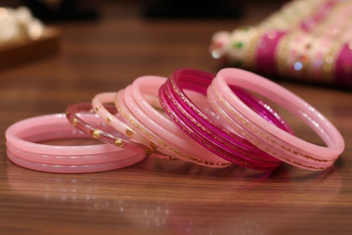 Glass Bangles Designs for Makar Sankranti: मकर संक्रांति पर साड़ी के साथ खूब जचेंगी ये कलरफुल चूड़ियां, डिजाइन मोह लेगा मन