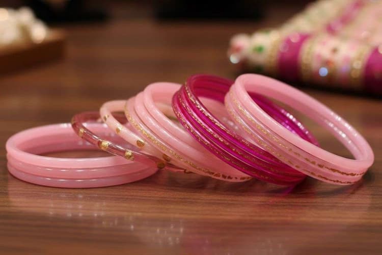 Glass Bangles Designs for Makar Sankranti: मकर संक्रांति पर साड़ी के साथ खूब जचेंगी ये कलरफुल चूड़ियां, डिजाइन मोह लेगा मन