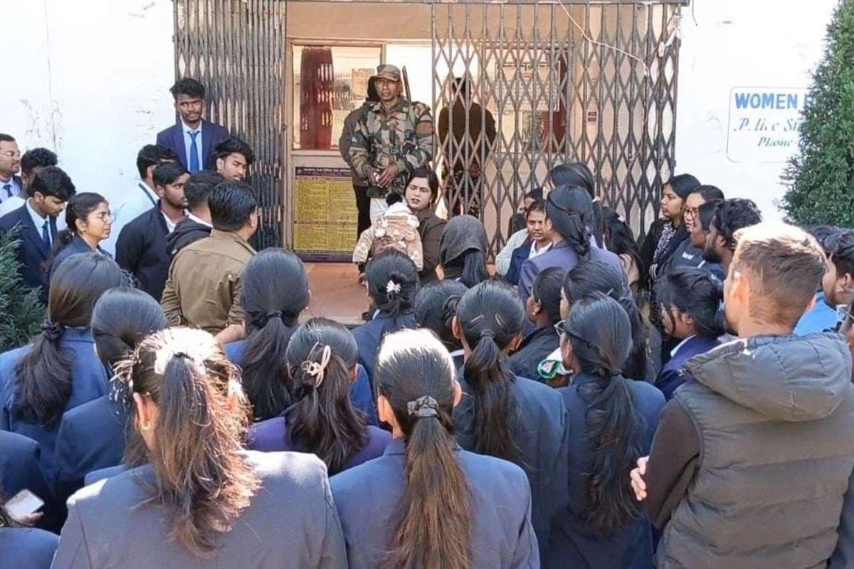 गुमला थाने का घेराव करते छात्र-छात्राएं.