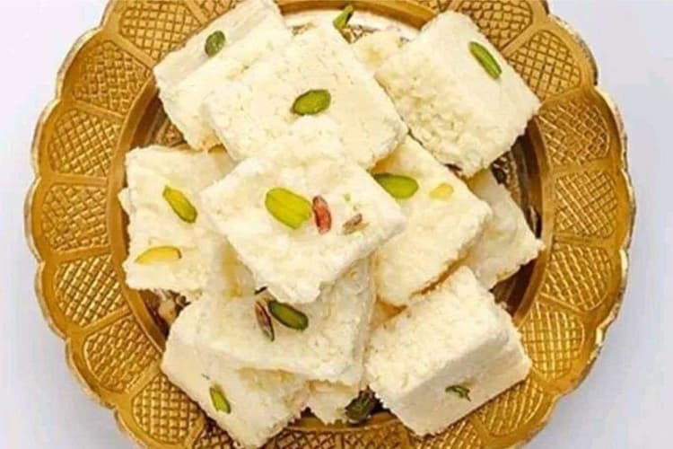 Instant Kalakand Recipe: बिना दूध फाड़े इस नये ट्रिक से बनाएं बाजार जैसा फ्रेश कलाकंद