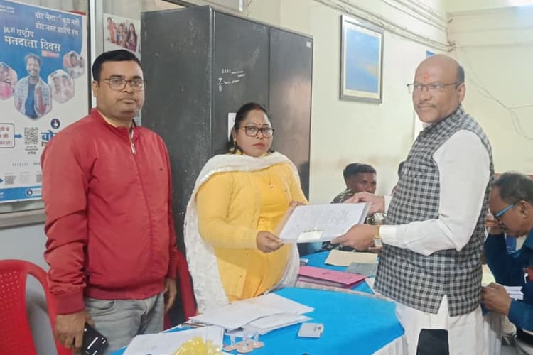 Saraikela: नगर पंचायत अध्यक्ष के लिए 3 और आदित्यपुर नगर निगम के दो नामांकन पत्रों की हुई बिक्री