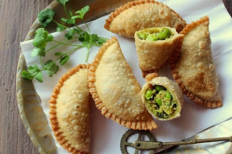 Matar Gujiya Recipe: मकर संक्रांति और लोहड़ी पर बनाएं हरे ताजे मटर से नमकीन मटर गुझिया, सबको पसंद आएगा ये Yummy Twist