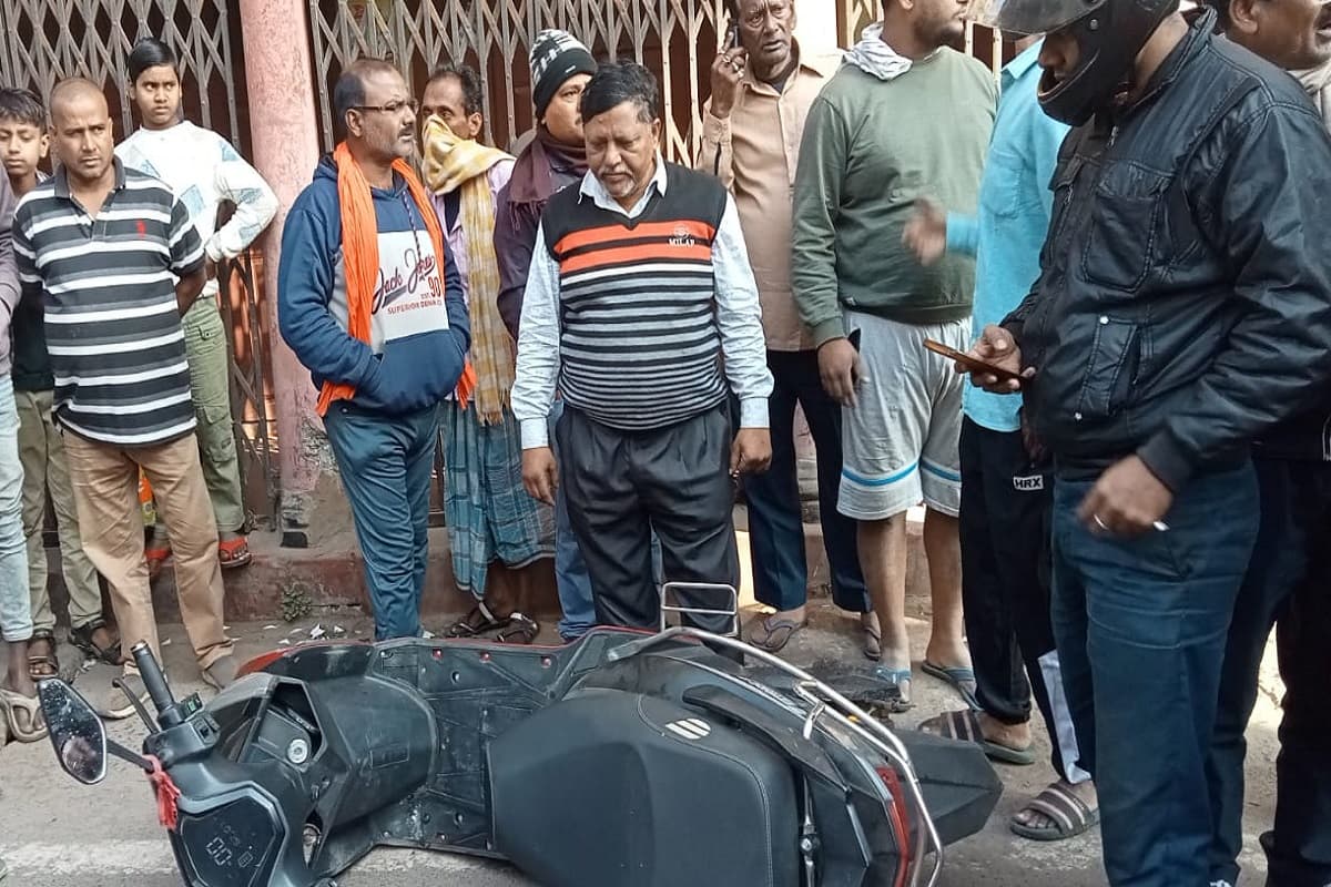 Pakur Road Accident: झारखंड के पाकुड़ में बस की टक्कर से स्कूटी चालक की मौत, सड़क पर उतरी भारी भीड़