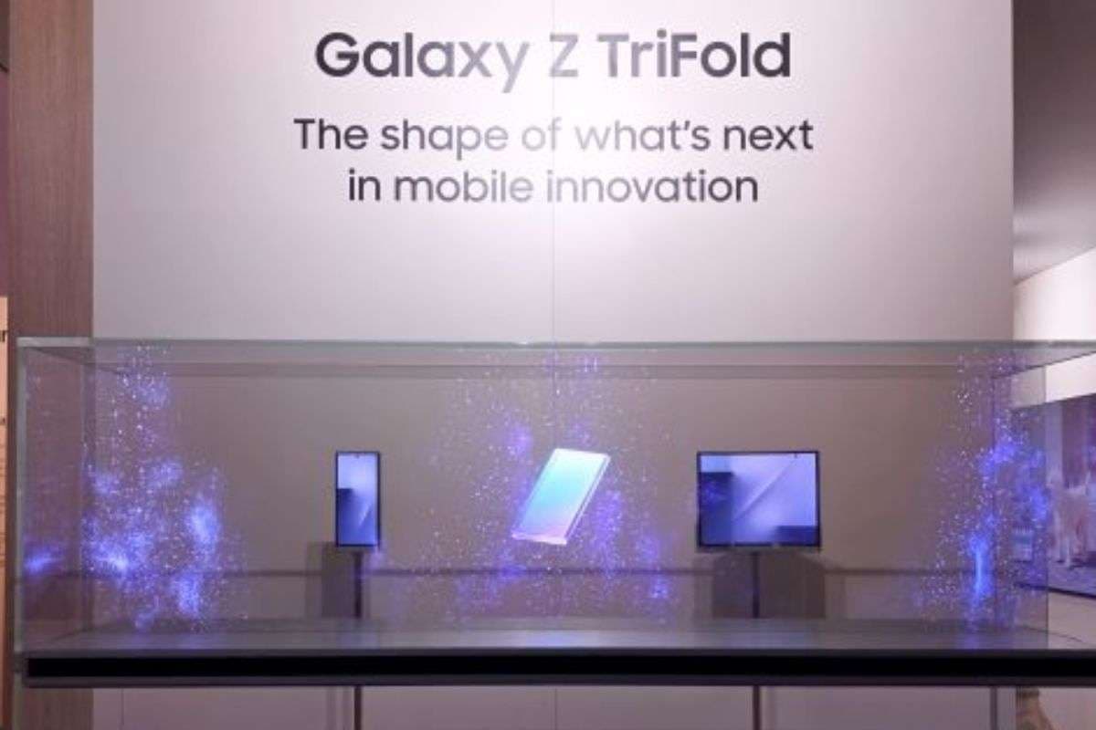 जेब में फोन, हाथ में टैबलेट, CES 2026 में Samsung ने पेश किया Galaxy Z TriFold जेब में फोन, हाथ में टैबलेट, CES 2026 में Samsung ने पेश किया Galaxy Z TriFold