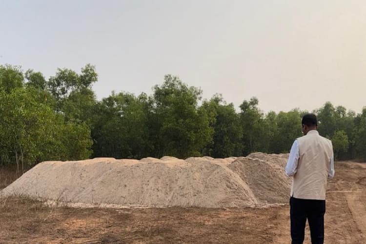 Saraikela News: अवैध खनन भंडारण और परिवहन के खिलाफ चांडिल में बड़ी कार्रवाई, डीएमओ ने किया औचक निरीक्षण