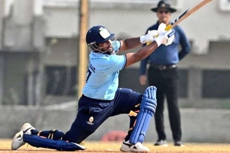 1 ओवर में 30 रन, Sarfaraz Khan ने VHT में अर्धशतक जड़ रचा इतिहास; वनडे के लिए भी ठोका दावा